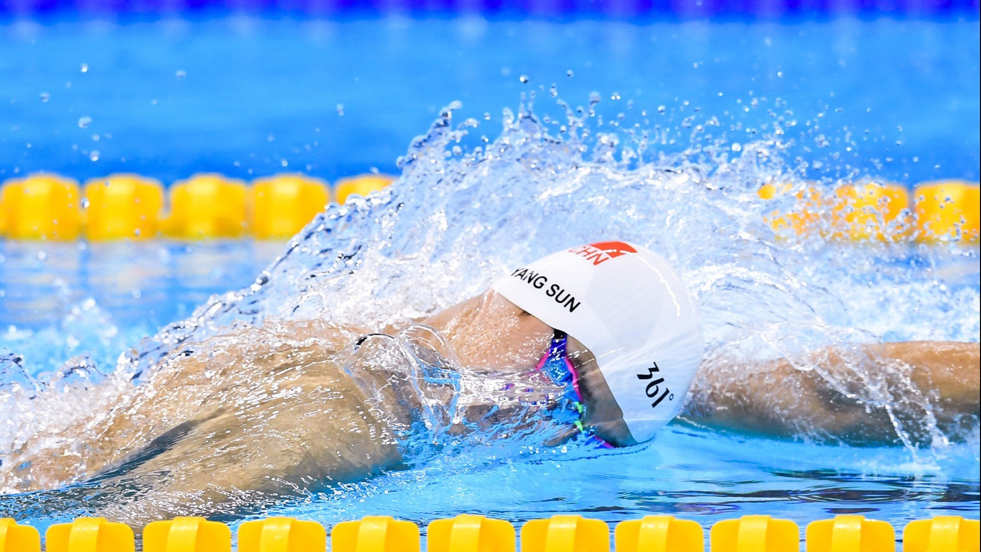 球迷在赛场外举行多国美食节，点燃激情共享盛宴